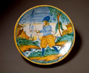 Jeune homme de la noblesse. Plat en céramique produit à Viterbe, Italie. Fin du XVIe siècle, Florence, Museo Nazionale del Bargello