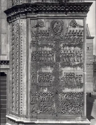Scènes du Nouveau Testament, panneau en relief de la façade