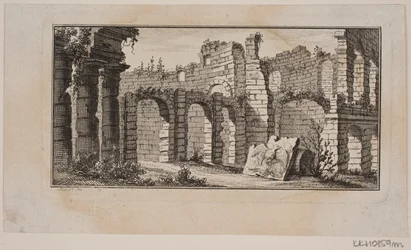 Grandes ruines avec des arcs sur plusieurs étages