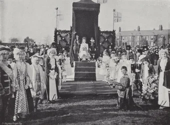 Festival du 1er mai de Knutsford, couronnement de la reine