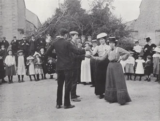 Le feu de Baal de Northumbrie, villageois dansant