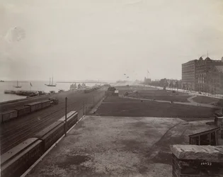 Vue sud de Michigan Avenue depuis le côté ouest des voies ferrées de l
