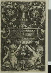 Ornement avec vase et deux génies au pied
