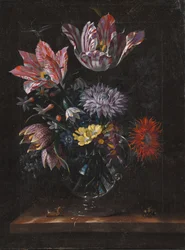 Un vase en verre avec des fleurs