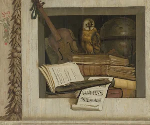 Nature morte avec livres, partitions, violon, globe céleste et chouette