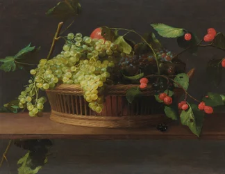 Un panier de raisins et de framboises sur une corniche