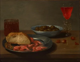 Une assiette avec des crevettes et un petit pain, un bol avec des olives, une façon de Venise, un verre de bière et des amandes sur une table.