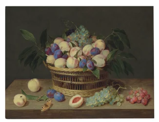 Pêches, prunes et raisins dans un panier en osier, avec des fruits et un papillon sur une table en bois