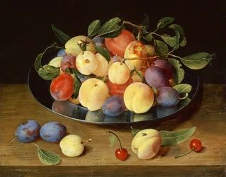 Prunes et pêches sur une assiette en étain