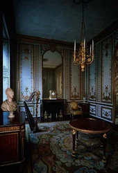 Le Cabinet Intérieur de la Reine décoré de panneaux blancs et dorés par Jacques Verberckt