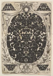 Pendentif ovale décoré de Schweifwerk, entouré de motifs plus petits et couronné