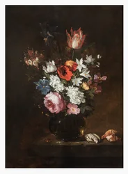 Une rose, tulipe, iris, coquelicots, chèvrefeuille et autres fleurs dans un vase en verre avec des coquillages sur une corniche