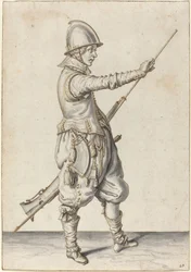 Soldat élégamment vêtu tassant son caliver