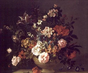 Roses, tulipes et autres fleurs dans une urne sur un rebord