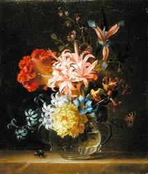 Nature morte de fleurs dans un vase en verre, avec un bourdon et un papillon