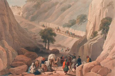 Les troupes sortant de la partie étroite du défilé dans le col de Koojah
