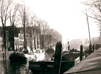 Bateaux sur le canal, Dordrecht, Pays-Bas, 1898