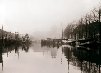 Bateaux sur le canal, Dordrecht, Pays-Bas, 1898