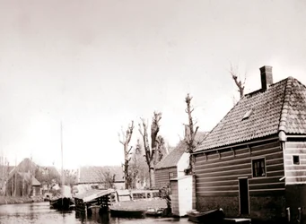 Maisons au bord du canal, Broek, Pays-Bas, 1898