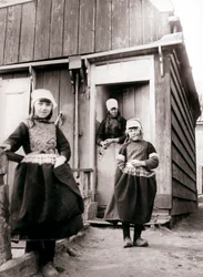 Filles en costume traditionnel, île de Marken, Pays-Bas, 1898
