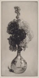 Rose trémières dans un vase à long col