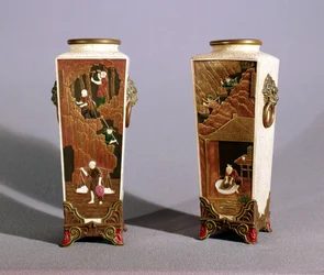 Paire de vases de style japonais représentant l