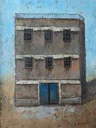 Bâtiment rustique avec une porte bleue