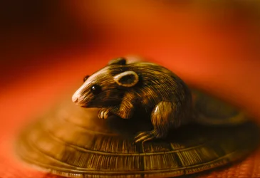 Sculpture miniature japonaise ancienne netsuke en ivoire représentant un rat