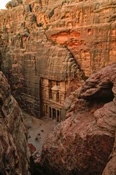 Vue en hauteur du temple nabatéen appelé Al-Khazneh et le Trésor du Pharaon