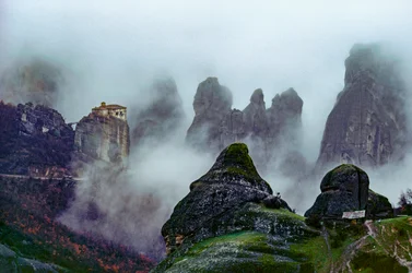 Monastères du quatorzième siècle, formations rocheuses enveloppées de brouillard. Monastères de Météores