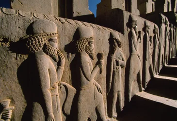 Relief bas-reliefs sculpture de porteurs de tributs avec des offrandes couvrant une grande partie du Pe...