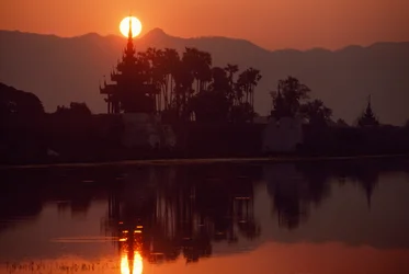 Coucher de soleil à Kywe Sun Wharf. KYWE SUN WHARF, MANDALAY, BIRMANIE.