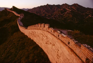 La Grande Muraille serpente à travers les crêtes des montagnes Jun-du, partie de Ya n