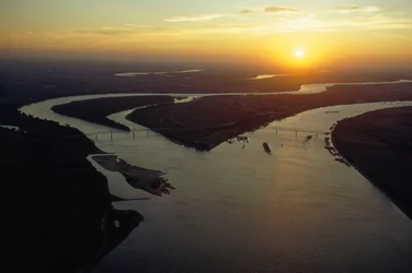 Vue crépusculaire aérienne de la confluence des rivières Ohio et Mississippi. Le Caire, Illinois