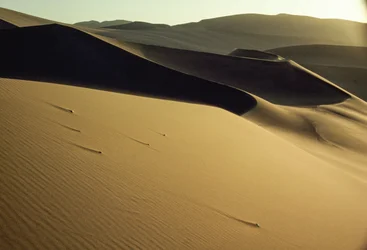 Vue de dunes aux arêtes vives et ombragées près de Dunhuang. Province du Gansu, République populaire de Chine.