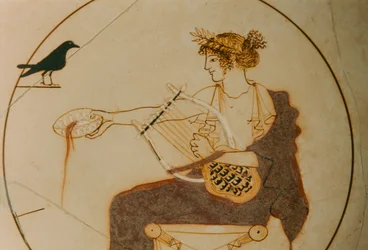 Kylix à fond blanc décoré d