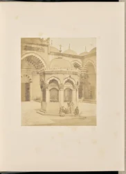 [Fontaine à ablutions dans la cour de la Nouvelle Mosquée].