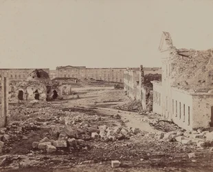 Cour avec bâtiment à dôme en ruines