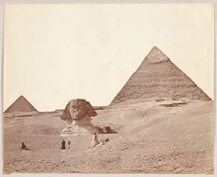 Égypte. Gizeh. Sphinx devant les pyramides de Khéops et de Mykérinos