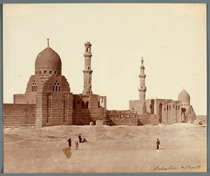 Égypte. Le Caire. Deux complexes religieux funéraires dans la nécropole septentrionale : du sultan mamelouk Inal (milieu du XVe siècle) [à droite] et de l
