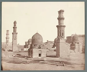 Égypte. Le Caire. Nécropole méridionale. Au premier plan, le minaret près du mausolée d