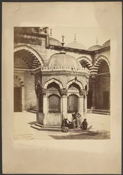 Fontaine dans la cour du Yeni Djami [Cami]