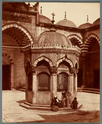 « Fontaine dans la cour de la Yeni Cami »