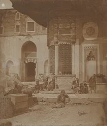 Porte du palais impérial et fontaine d