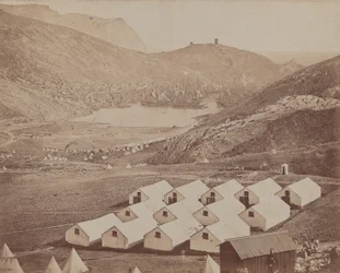 Campement avec le port de Balaclava au loin