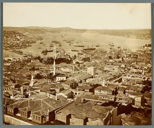 « Le Bosphore » [Istanbul. Panorama de la ville - vue en direction du détroit du Bosphore]