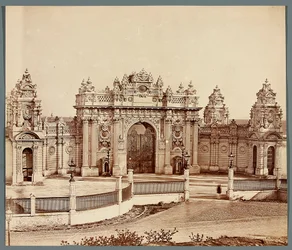 Istanbul. Palais de Dolmabahçe - porte