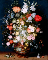 Bouquet de fleurs dans un vase en céramique
