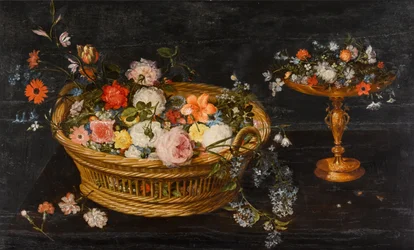 Nature morte avec des fleurs dans un panier et dans un tazza doré