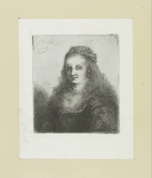 Femme avec un collier de perles dans les cheveux